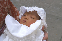 白いベビードレスの赤ちゃん